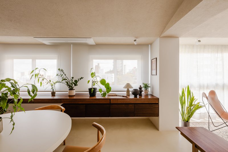 Apartamento Miguel Tostes / BARRA Arquitetos - Fotografia de Interiores, Madeira, Mesa, Iluminação, Cadeira