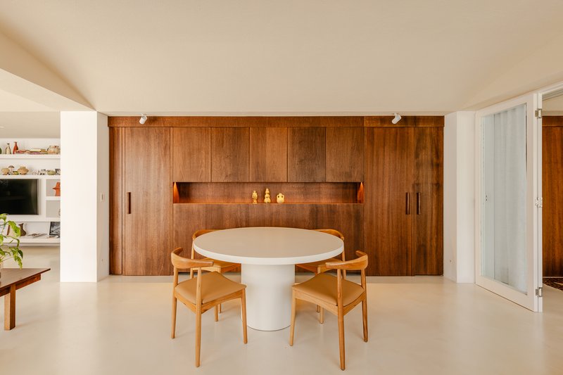 Apartamento Miguel Tostes / BARRA Arquitetos - Fotografia de Interiores, Sala de Jantar, Madeira, Cadeira