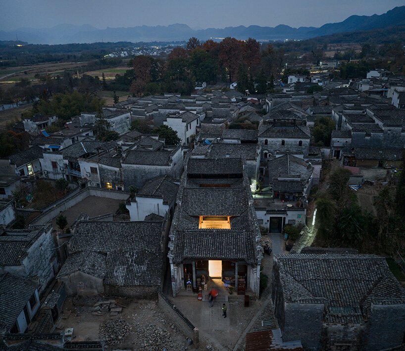 Atelier Guo insere cinema em um salão ancestral na China sem tocar em seu passado