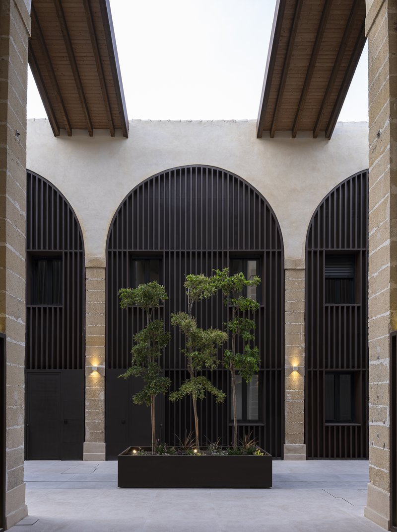 De la Riva Sherry Homes / Juan Vega Arquitectos - Interior Photography, Concrete, Column, Courtyard, Arcade
