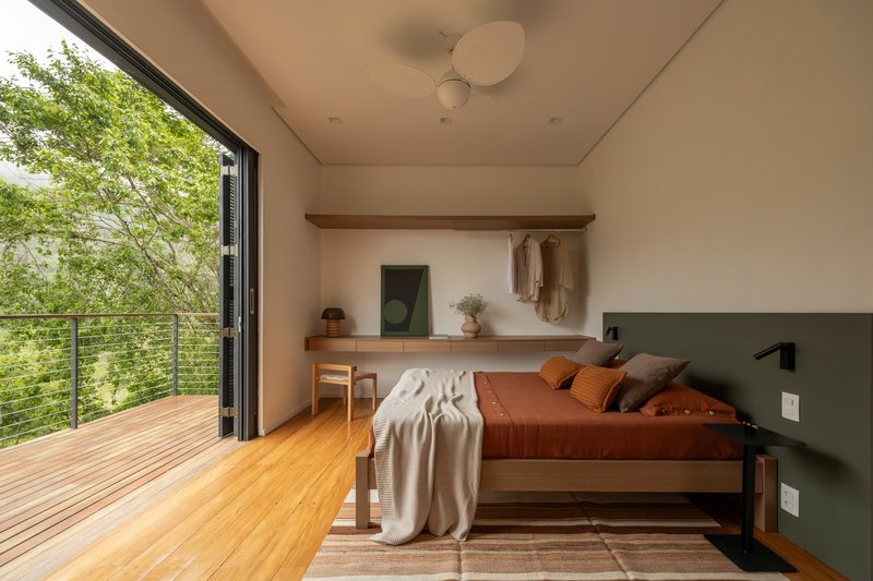 Forest Cabin / Angá Arquitetura - Interior Photography, Bedroom, Wood, Bed, Lighting, Chair