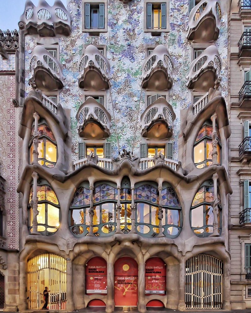 Barcelona Architecture City Guide: 30 Buildings and Places from Gaudí to Today - Image 13 of 34