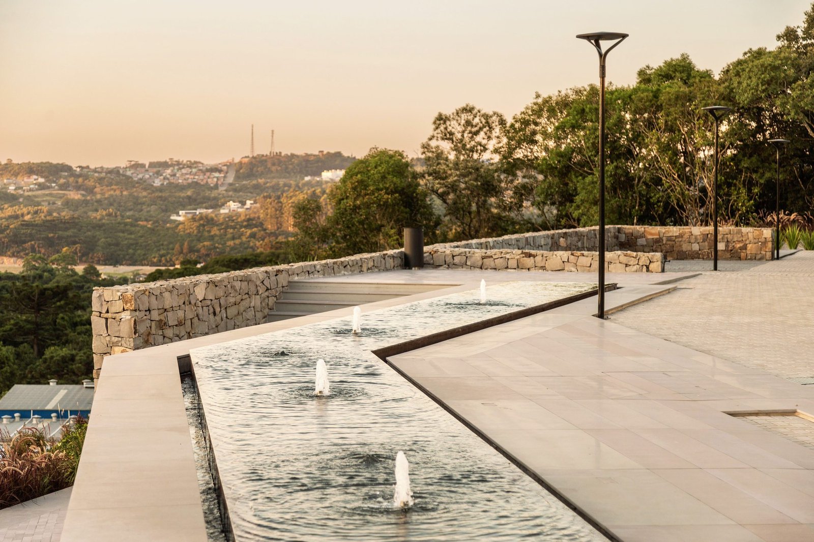 Harmonia Terrena: Encontro de Materiais e Paisagens