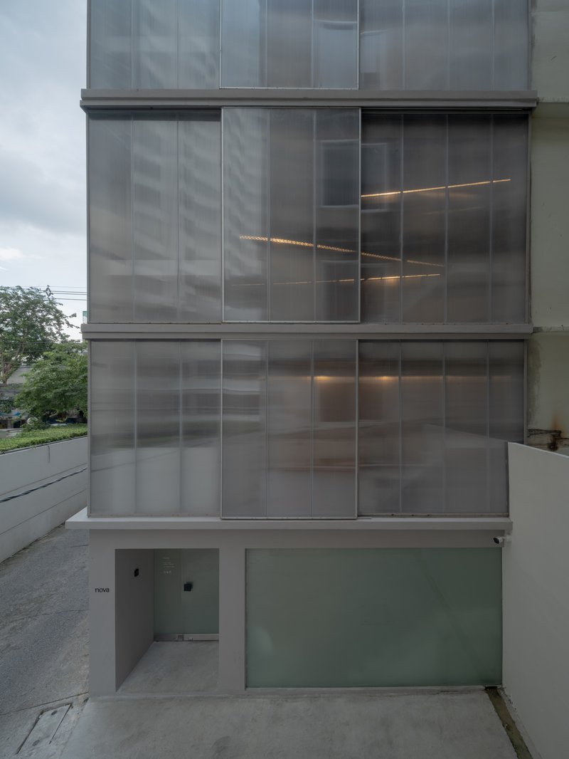 Galeria Nova Contemporary / Skarn Chaiyawat - Imagem 2 de 29