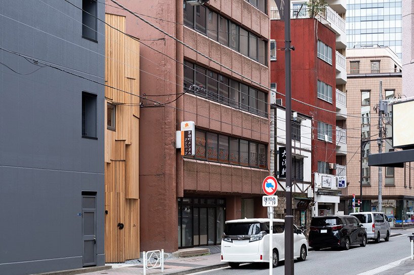 Projeto 'prewood' da VUILD testa como a madeira modular pode se adaptar a espaços urbanos restritos em Tóquio