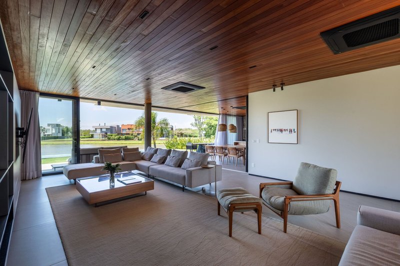 Casa Ilhas / RMK Arquitetura + Galeria 733 - Fotografia de Interiores, Sala de Estar, Madeira, Cadeira